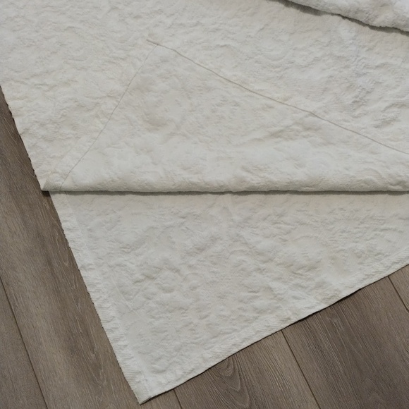 Elegant White Textured Coverlet - Picture 4 of 10